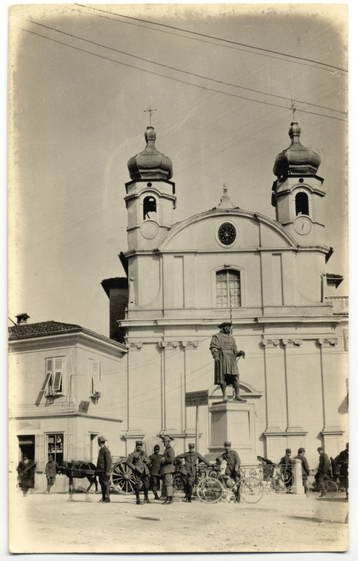 Cormons - la piazza col monumento a Massimiliano. aprile 16 - (ASDM - coll. Casato)